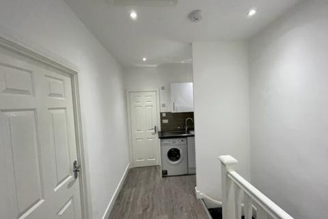 1 bedroom in a flat share to rent, London SW16