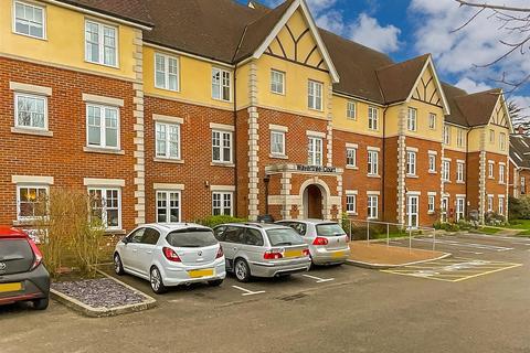 1 bedroom ground floor flat for sale, Massetts Road, Horley, Surrey