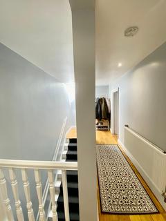 3 bedroom terraced house to rent, Clapham Road, London SW9