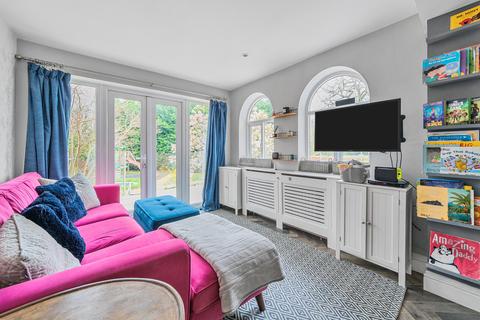 14 Manor Crescent, Guildford, GU2 9NF