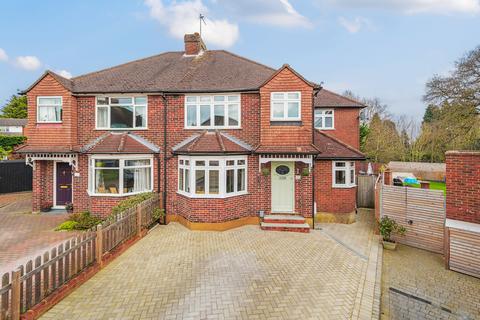 14 Manor Crescent, Guildford, GU2 9NF
