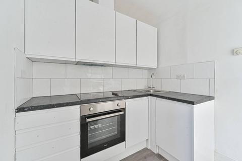 2 bedroom flat to rent, Conyers Road, Streatham Common, London, SW16