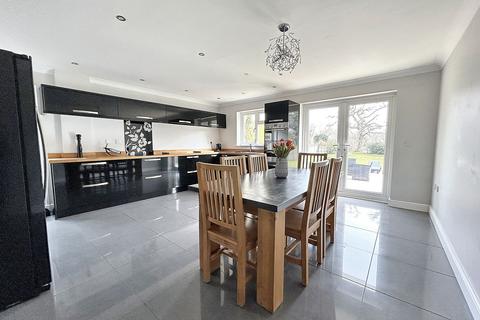 5 bedroom chalet for sale, The Rest, Hythe Road, Marchwood, Southampton, Hampshire, SO40 4WU