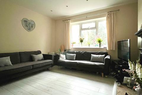 7 May Close, Chessington, KT9 2AP