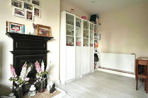 7 May Close, Chessington, KT9 2AP