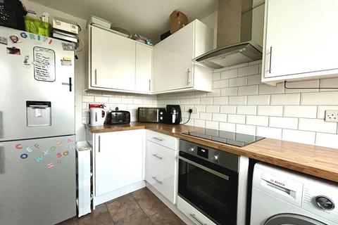 7 May Close, Chessington, KT9 2AP