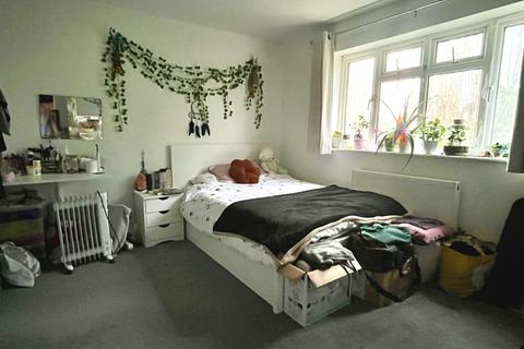 7 May Close, Chessington, KT9 2AP