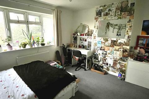 7 May Close, Chessington, KT9 2AP
