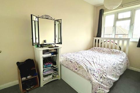 7 May Close, Chessington, KT9 2AP