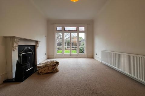 4 bedroom end of terrace house to rent - London SW16