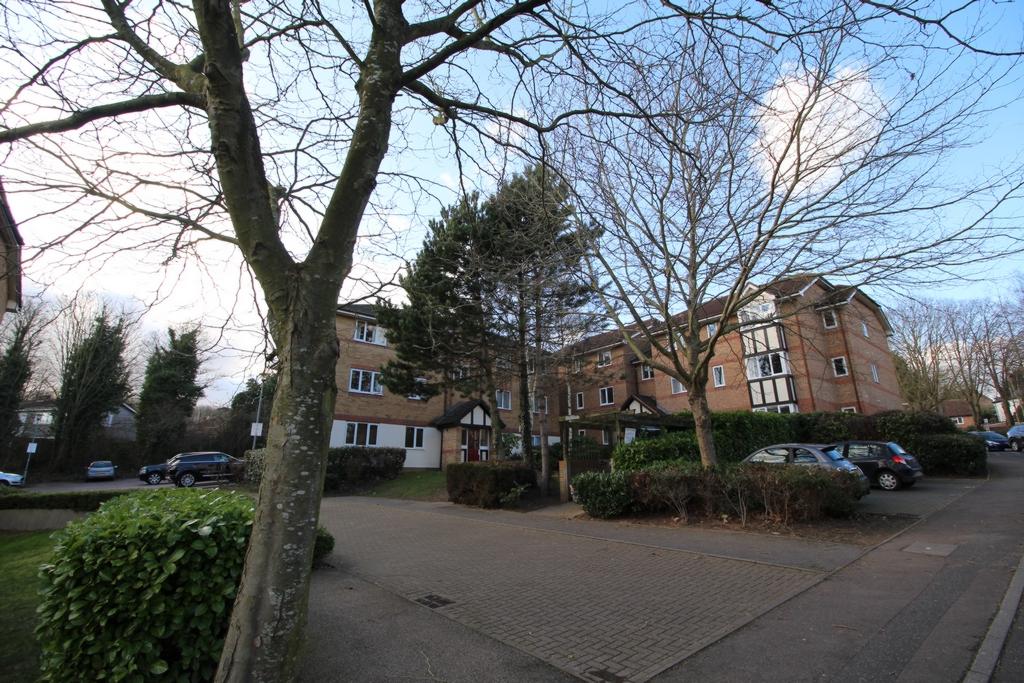 Centre Drive, Epping, CM16 2 bed flat to rent £1,400 pcm (£323 pw)