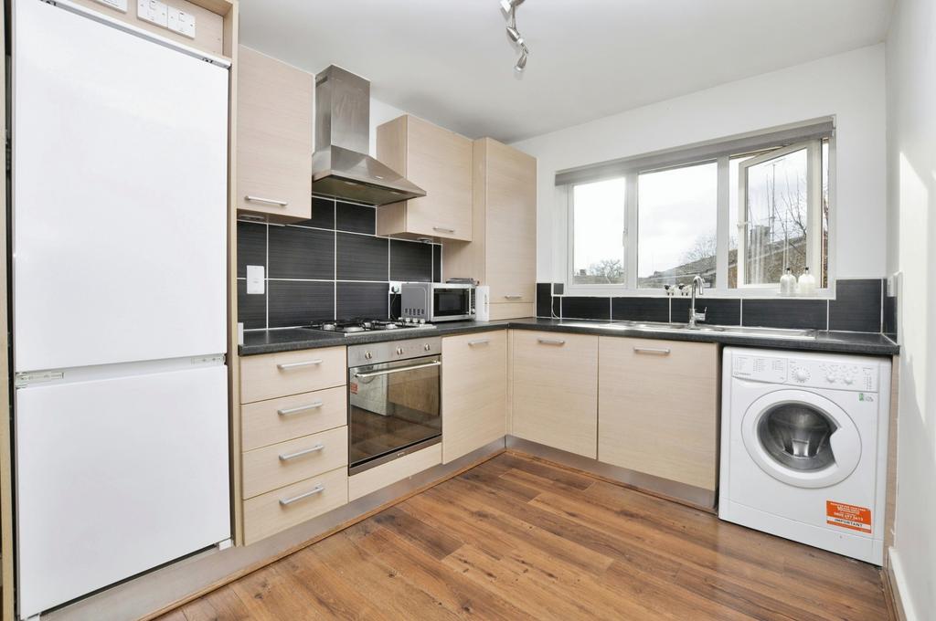Chiltern Close, Chelmsford 1 bed apartment £875 pcm (£202 pw)