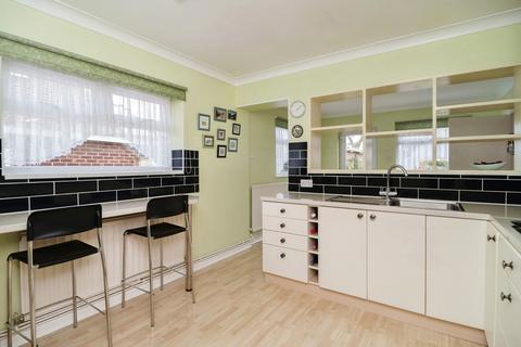 3 bedroom semi-detached house for sale - Willow Drive, Rayleigh, SS6