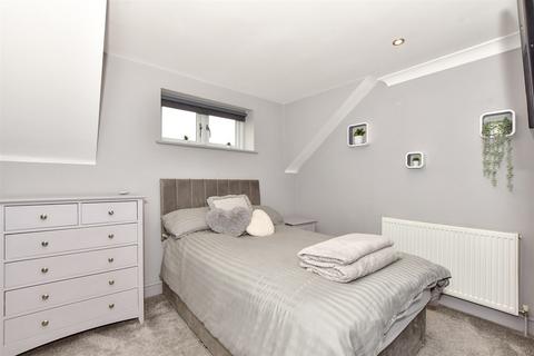2 Arcadia Road, Istead Rise, Gravesend, DA13 9EH