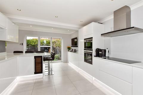 2 Arcadia Road, Istead Rise, Gravesend, DA13 9EH