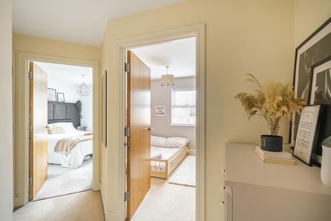 2 bedroom flat for sale - Woking, Surrey GU21