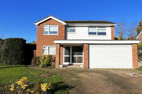 4 bedroom detached house to rent, Evelyn Close, Woking GU22