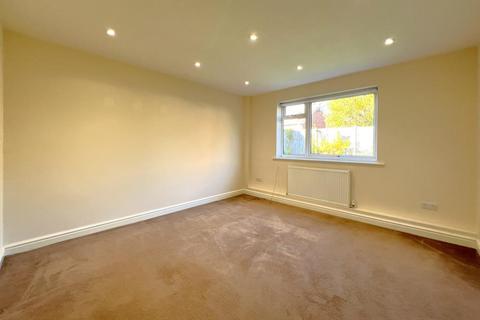 4 bedroom detached house to rent - Evelyn Close, Woking GU22