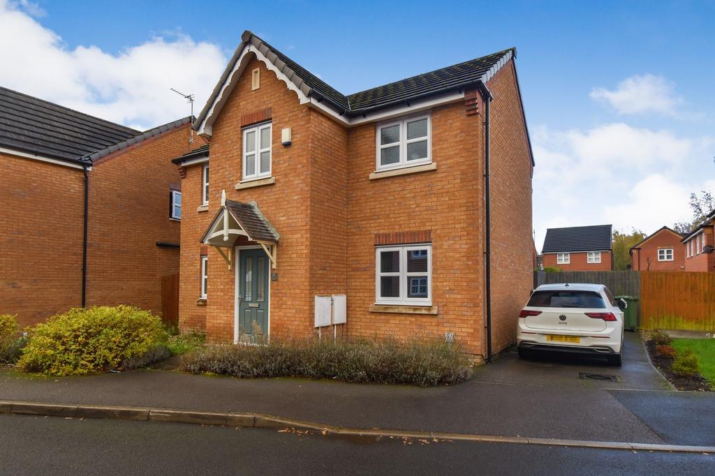 Thorncroft Avenue, Manchester M29 3 bed detached house £1,195 pcm (£