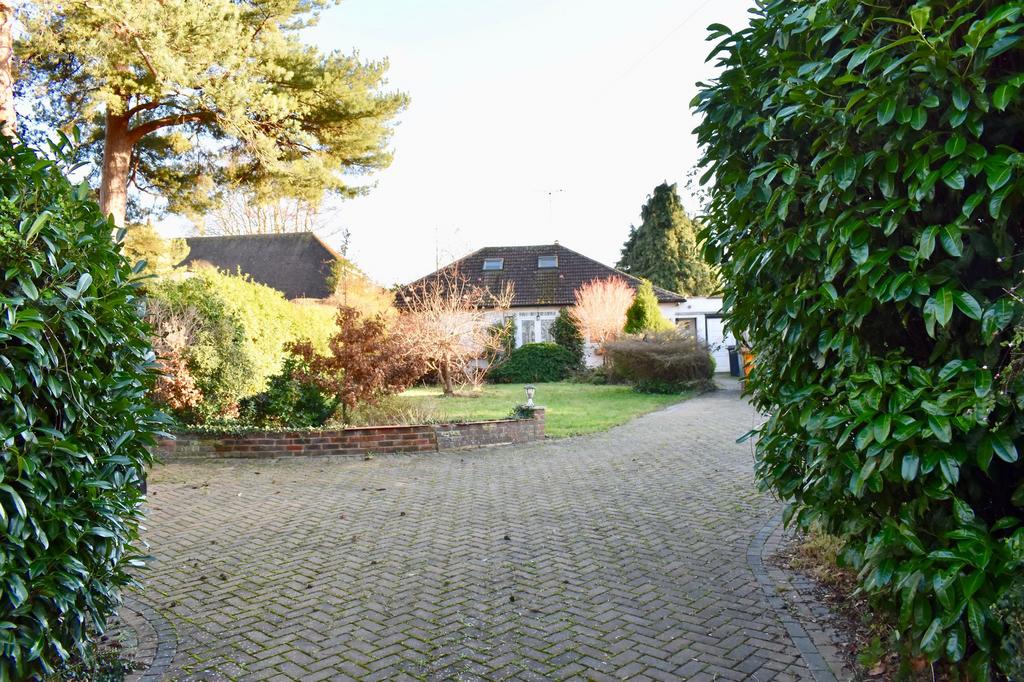 Ashtead, Ashtead KT21 3 bed detached bungalow for sale £700,000