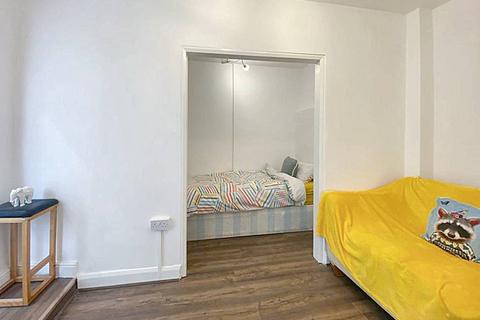 1 bedroom apartment to rent, Garratt Lane, London SW18