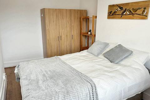 5 bedroom flat share to rent - Garratt Lane, London SW18