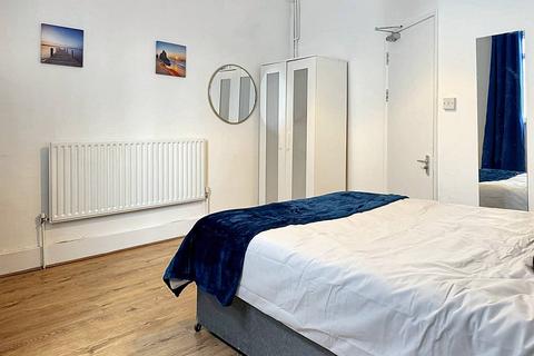 5 bedroom flat share to rent, Garratt Lane, London SW18