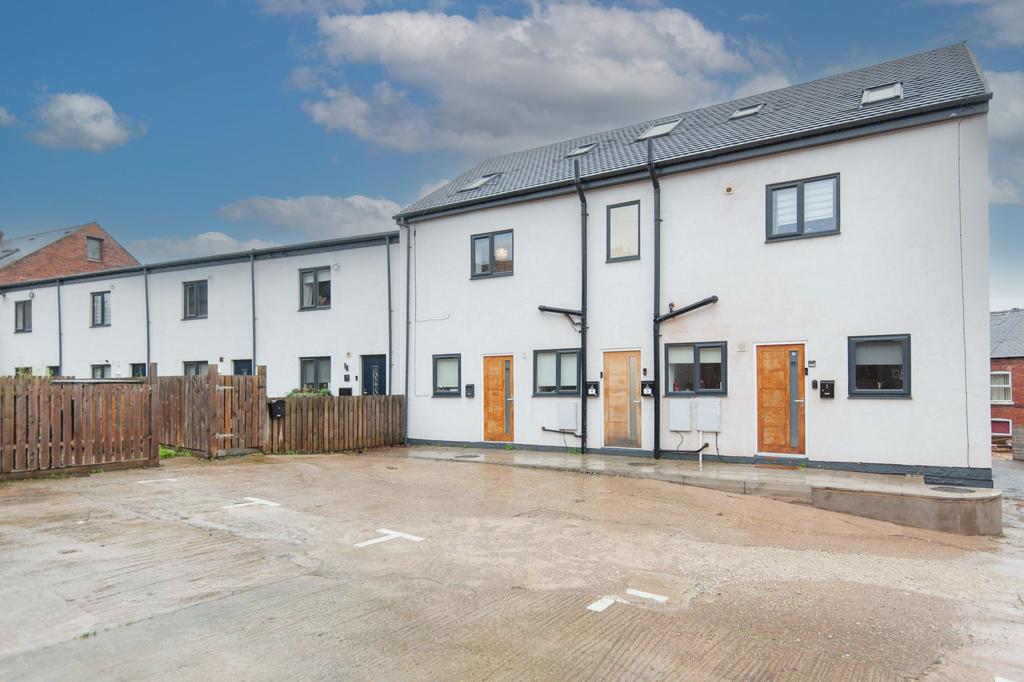 Staveley, Chesterfield S43 2 bed apartment for sale £100,000