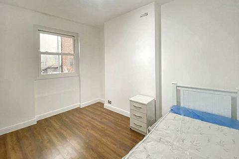 1 bedroom in a flat share to rent, Clapham High Street, London SW4