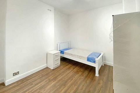1 bedroom in a flat share to rent, Clapham High Street, London SW4