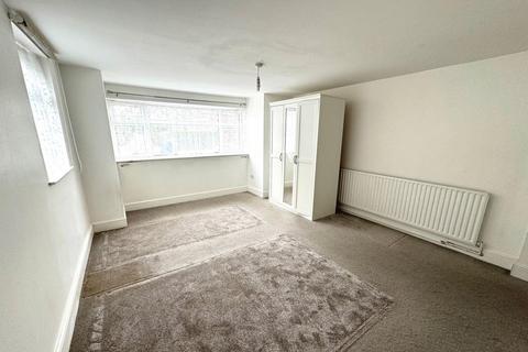 4 bedroom flat to rent, St Michaels Road, Cricklewood, NW2