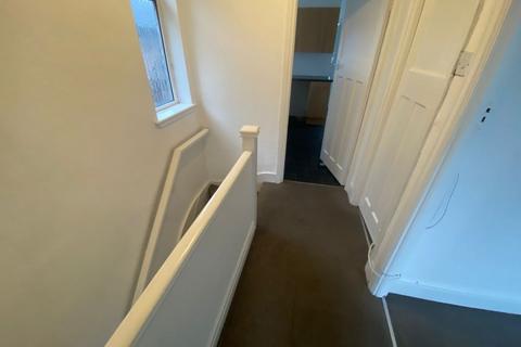 2 bedroom flat for sale - 497A Upper Brentwood Road, Gidea Park, Romford, Essex, RM2 6LA