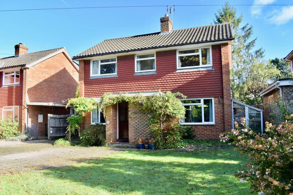Ashtead, Ashtead KT21 4 bed detached house for sale £775,000