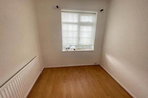 3 bedroom semi-detached house to rent, Hendon Way, Staines Upon Thames