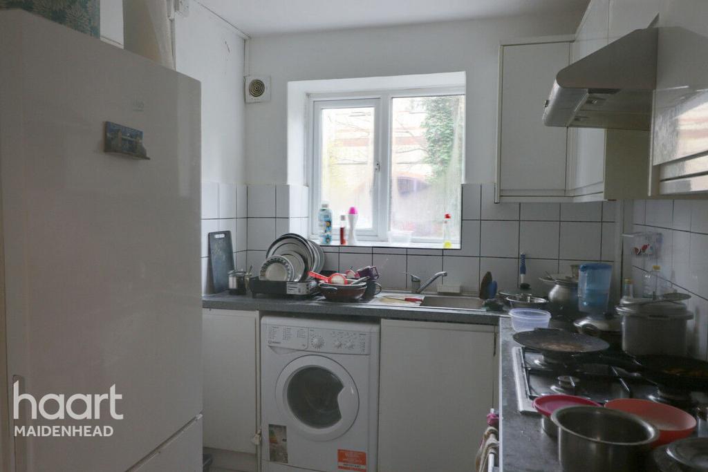Courtlands, Maidenhead 2 bed flat for sale £250,000