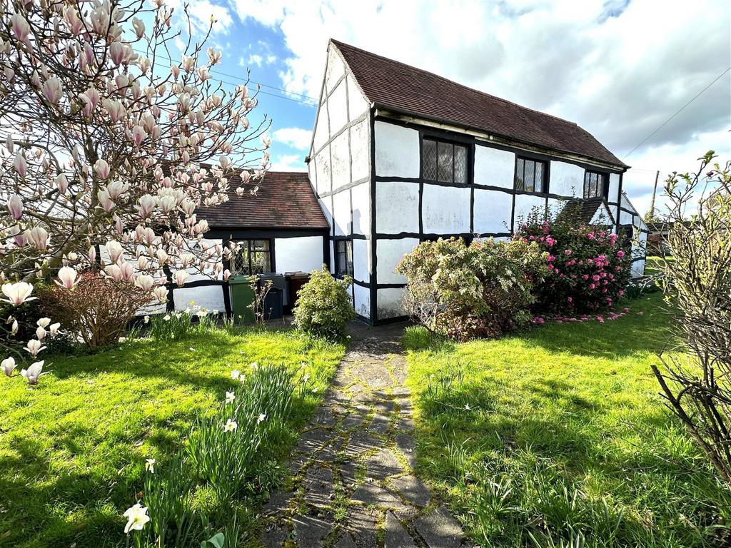 Alcester Road, Wythall, B47 6JR 3 bed detached house for sale £400,000