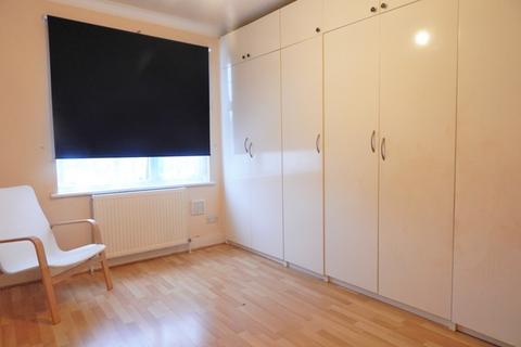 1 bedroom in a house share to rent - Colwood Gardens, Colliers Wood, London, SW19