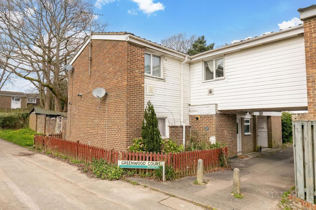 b Close, Crawley RH11 4 bed end of terrace house for sale £300,000