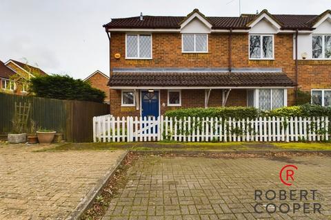 3 bedroom semi-detached house for sale - Columbia Avenue, Ruislip, Middlesex, HA4