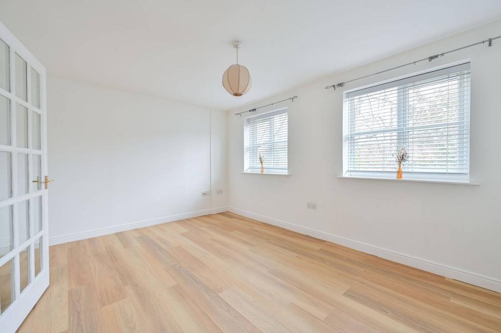 Thyme Close, Kidbrooke, London, SE3 2 bed flat - £1,600 pcm (£369 pw)