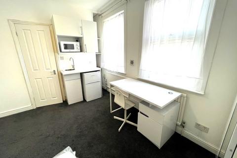 1 bedroom in a house share to rent - Clare Road, Hounslow