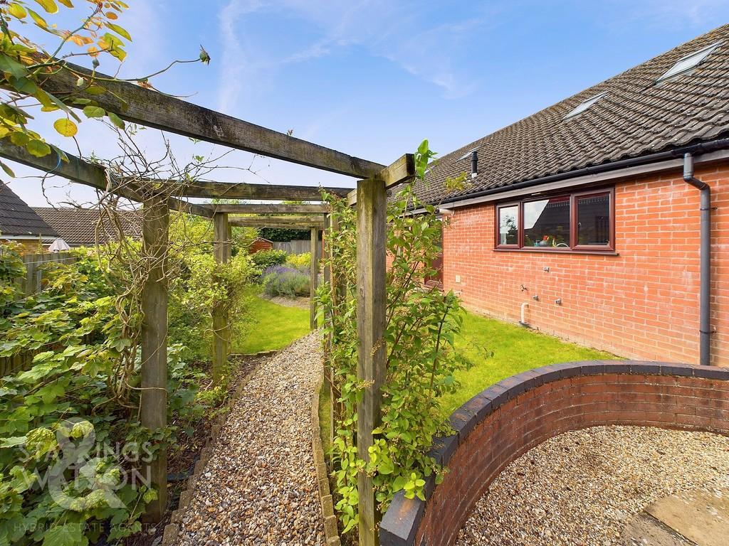 Rectory Lane, Poringland, Norwich 5 bed chalet for sale £550,000
