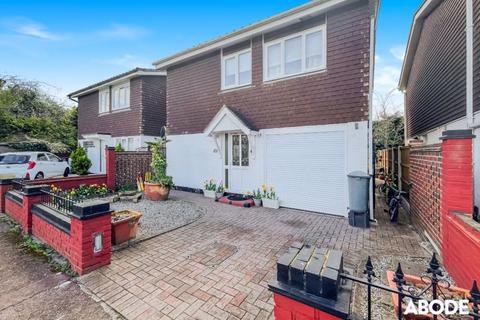 3 bedroom detached house for sale, Holmsdale Close, Westcliff-On-Sea