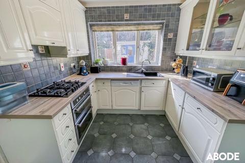 3 bedroom detached house for sale - Holmsdale Close, Westcliff-On-Sea