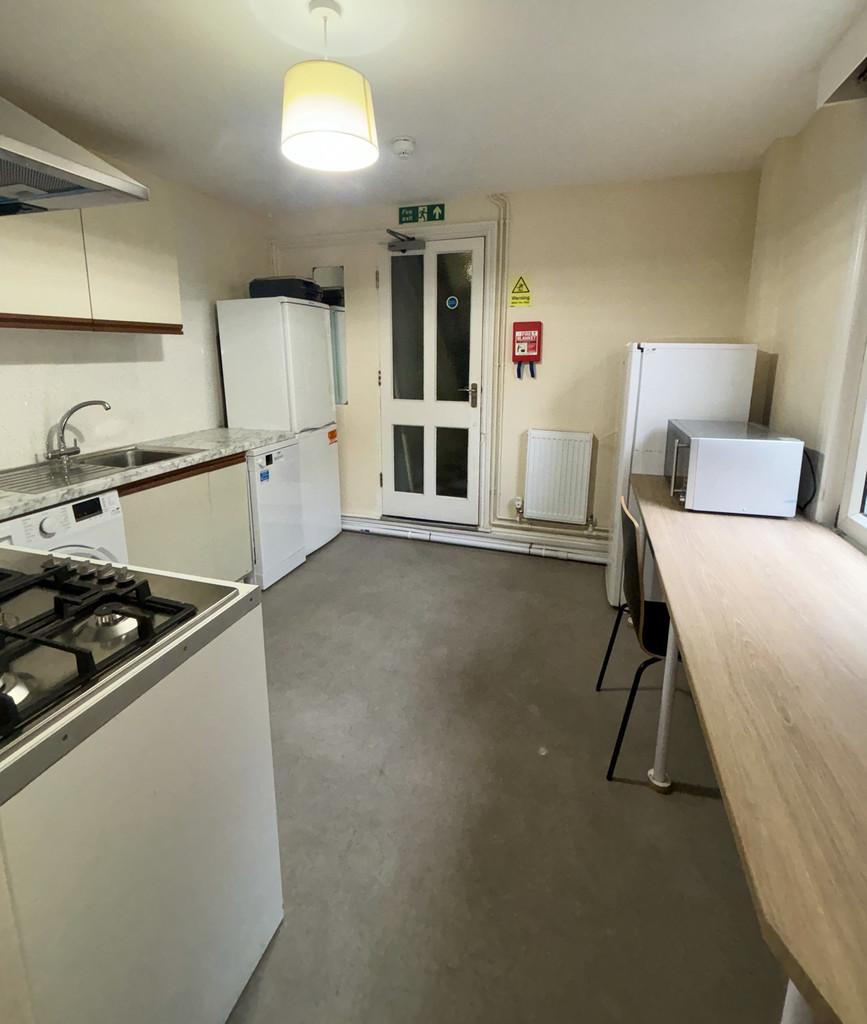 Communal Kitchen 2-2