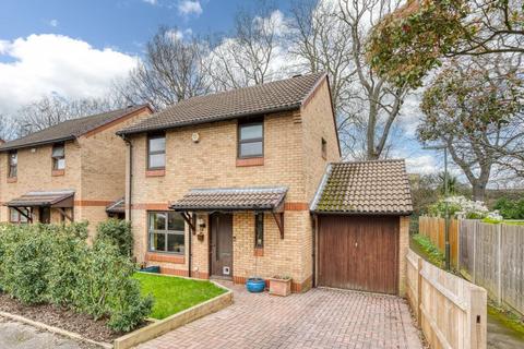 3 bedroom detached house for sale, Fisher Close, Walton-On-Thames