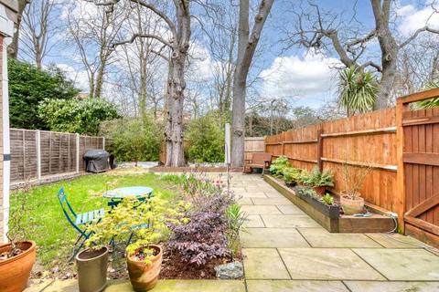 3 bedroom detached house for sale, Fisher Close, Walton-On-Thames