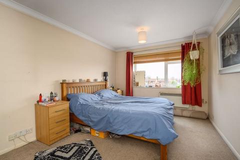 2 bedroom flat for sale, Egmont Road, Walton-On-Thames