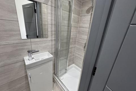 6 bedroom semi-detached house to rent, Edgar Road, West Drayton, UB7