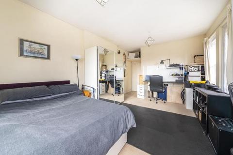 3 bedroom flat to rent, Shalimar Gardens, London